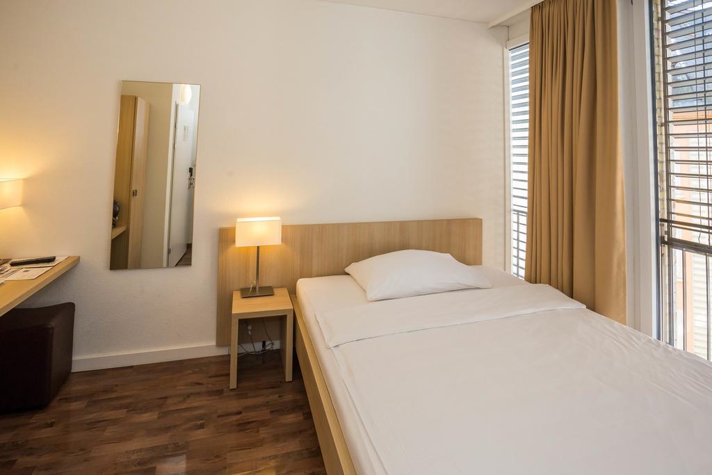 Oerlikon Otel Zürih